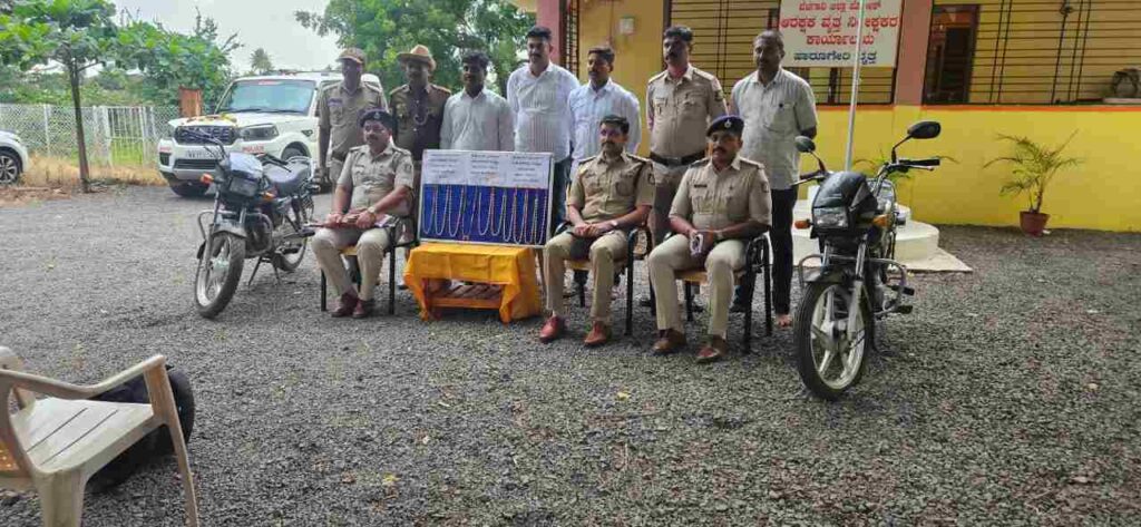 ಹಾರೂಗೇರಿ:ಮಹಿಳೆಯನ್ನು ವಂಚಿಸಿದ ಕಳ್ಳರನ್ನು ಹೇಡೆಮುರು ಕಟ್ಟಿದ  ಪೊಲೀಸರು